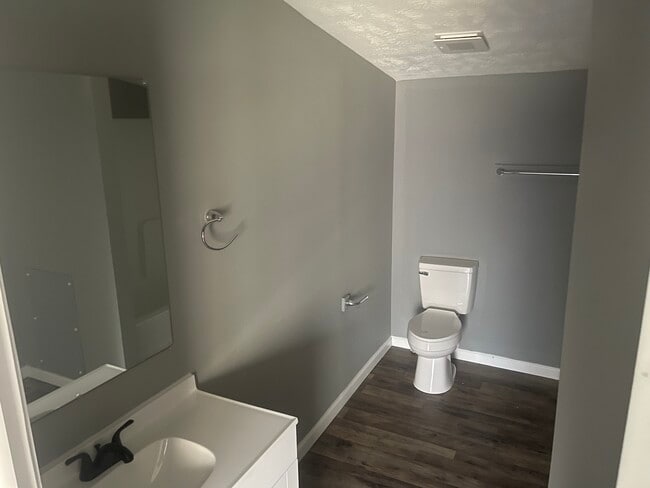 Photo - 434 Dundee Cir