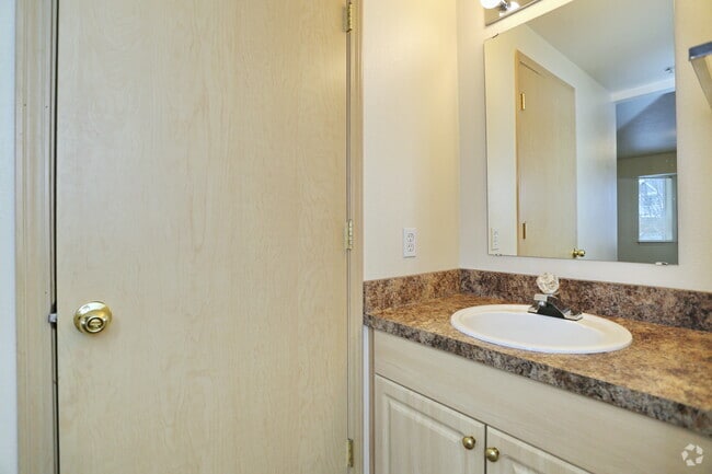 2BR, 1.5BA - 870 SF