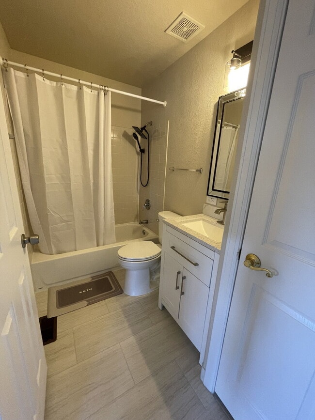 Photo - "Charming 3-Bed Duplex with Granite Touch & Finished Basement in Lakewood!"