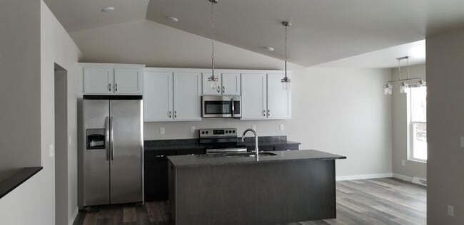 Photo - 401 Roark Way
