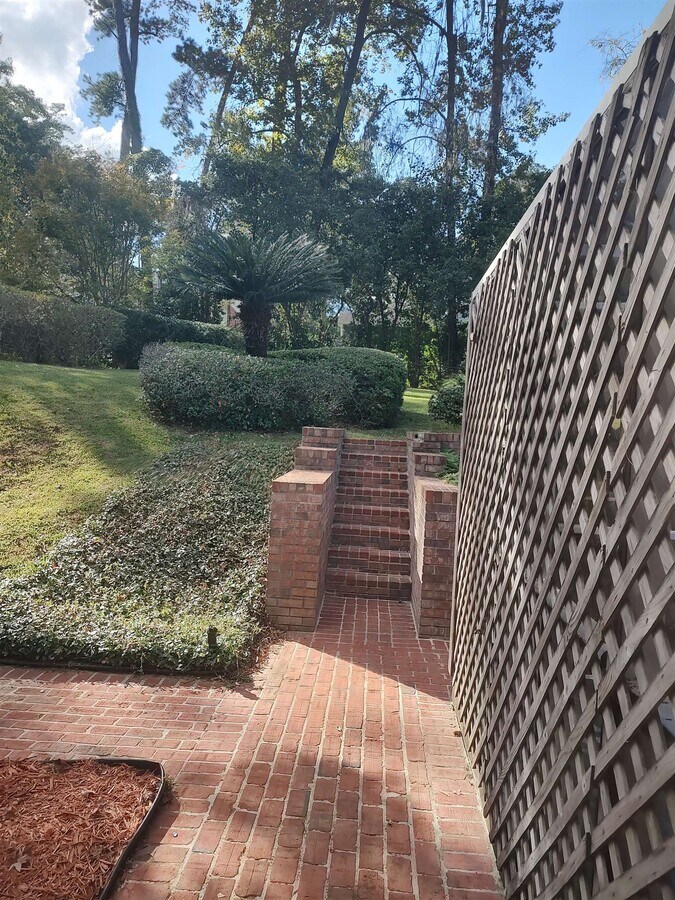 Photo - 1533 Woodgate Way