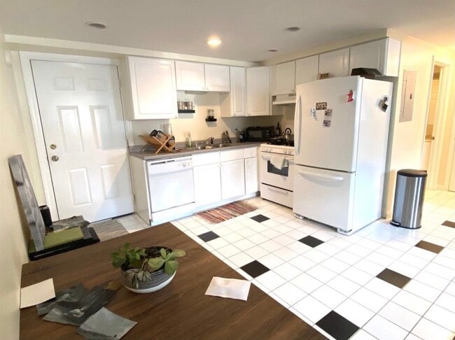 Kitchen - 136 Hill St Unit 3