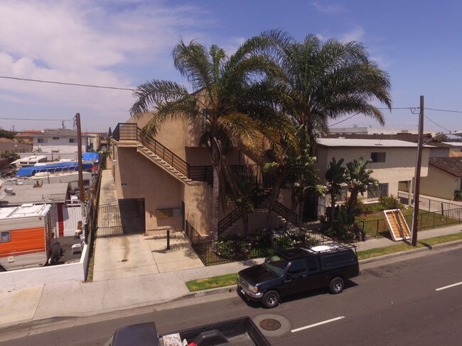 4335 W Rosecrans Ave