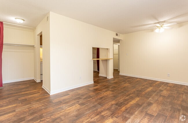 1BR, 1BA - 713 SF