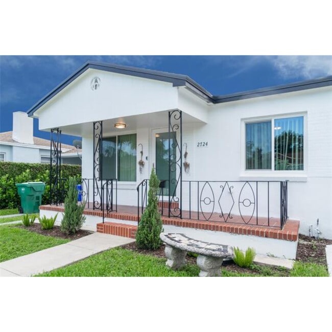 Building Photo - 2724 SW 34th Ct