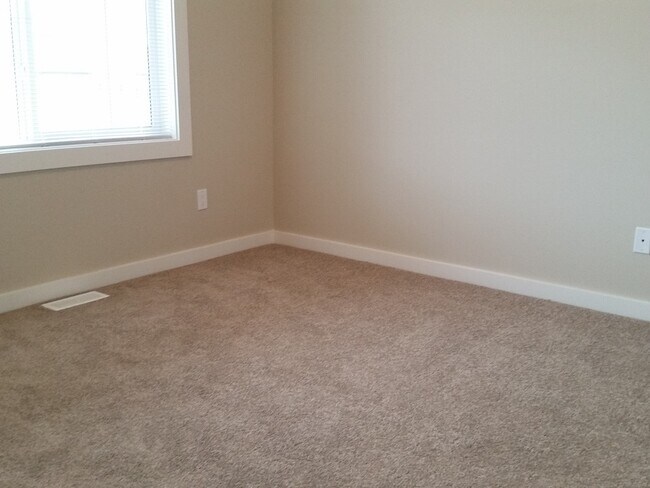 Photo - 1629-16287 87 Ave