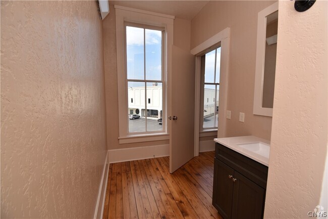 Building Photo - 170 Court St Rental