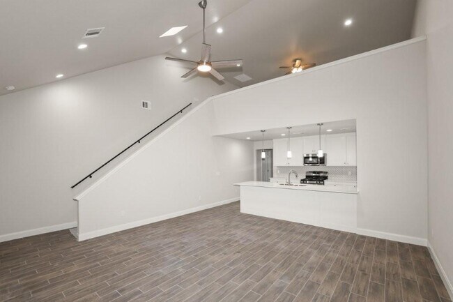 Photo - 7627 Woodford Ave