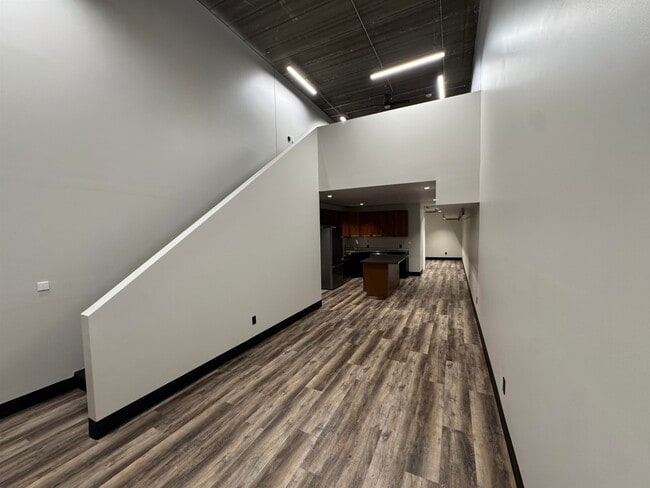 Photo - 826 W 8th St