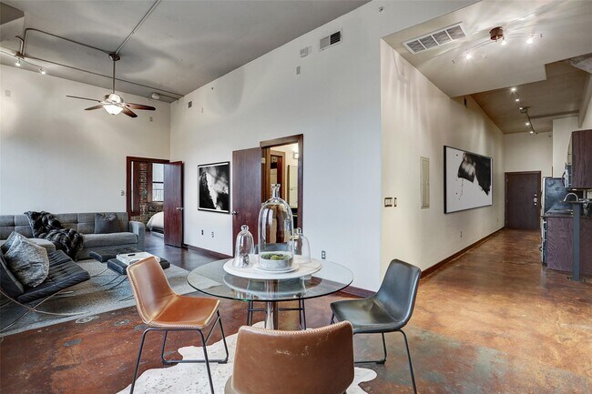 Photo - 2205 McKinney St Unidad 304