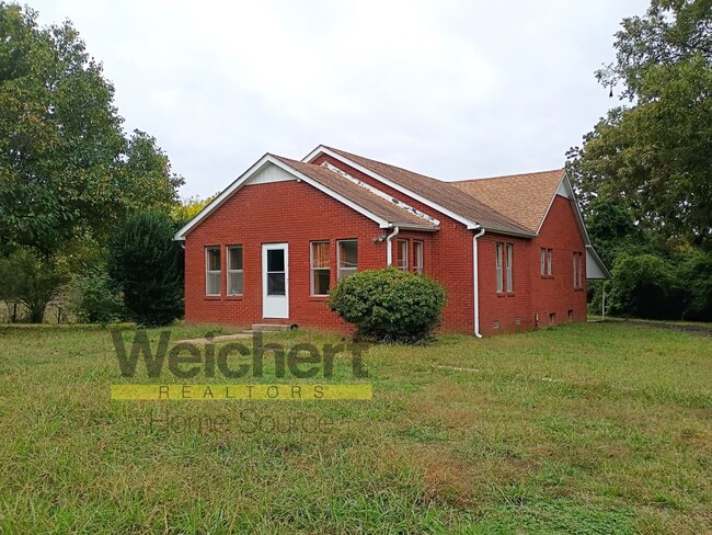 Building Photo - 3BR Home with Basement, Screened Porch & Garage