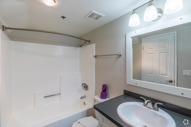 2BR, 2BA - 841SF