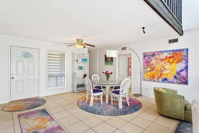 Photo - 208 W Saturn Ln Unit B