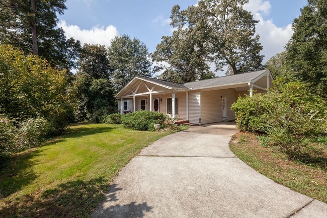 Building Photo - 3BR/2.5BA in Ideal Smyrna Location w/ Deck...