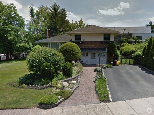 Building Photo - 310 S Oyster Bay Rd Rental