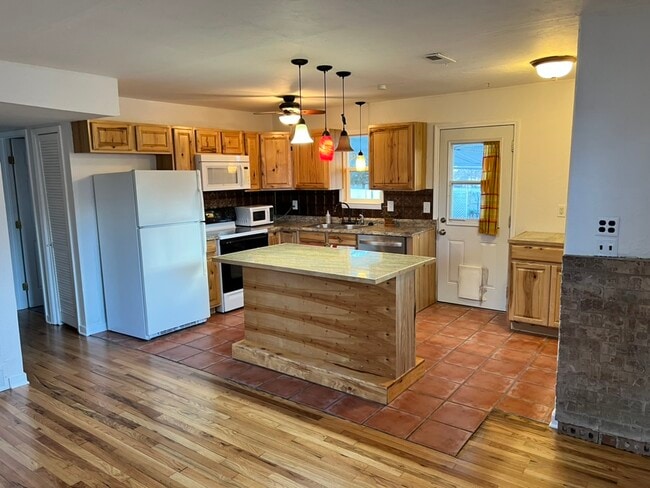 Building Photo - 613 E Fourth St