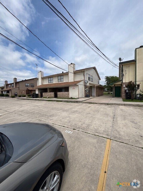 Building Photo - 1813 Cedarhill Dr Rental