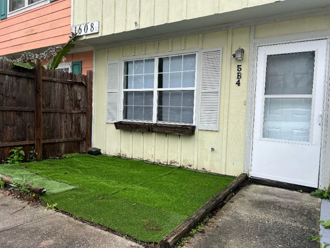 Building Photo - 1608 Fawn Vista Dr N