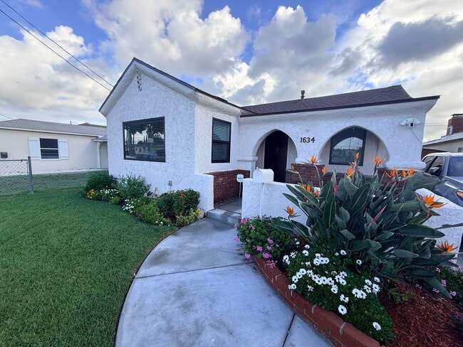 Building Photo - Newly remodeled three bedroom house in Wilmington ready to rent!