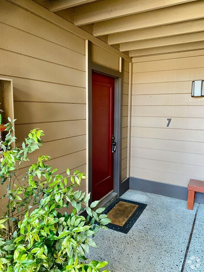 Building Photo - Private, Comfortable Downstairs Condo Unit 7