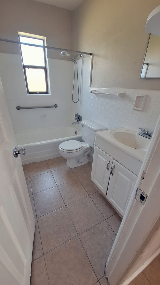 Photo - 2 Bedroom duplex with garage, Washer and Dryer, close to everything!!!!