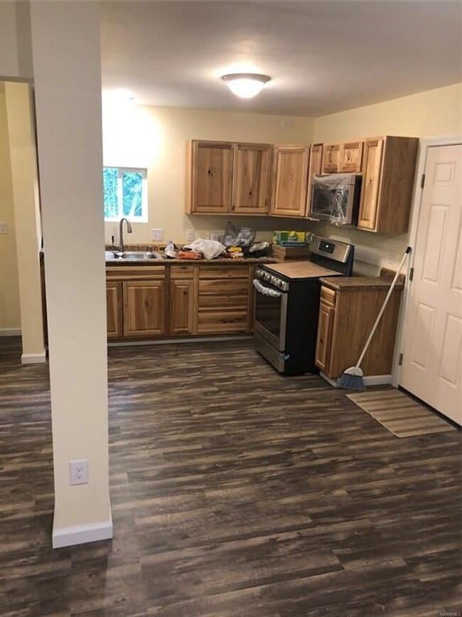 Building Photo - 4 bed 2 bath