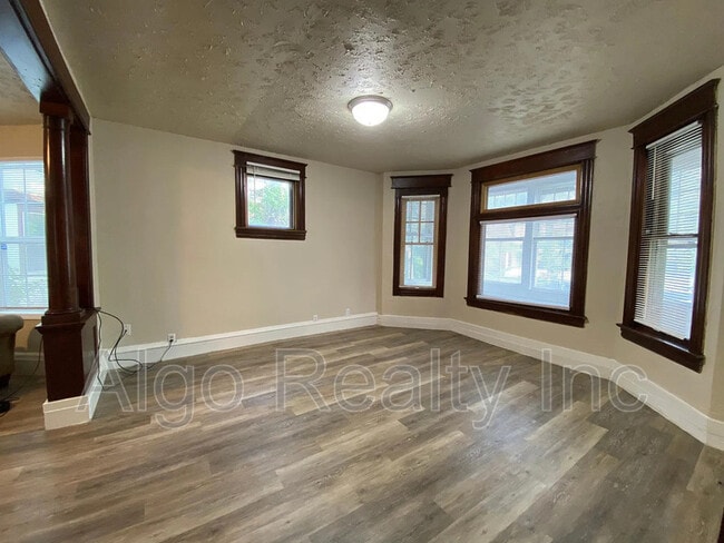 Photo - 603 Lawson Ave E