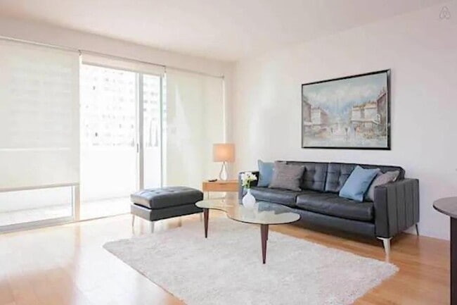 Photo - 969 Hilgard Ave Unidad 610 Rental