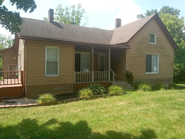 Building Photo - 20129 Huron River Dr