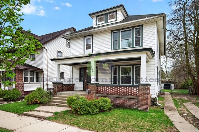 Photo - Beautiful Two Bedroom Lower Unit! Available NOW!!