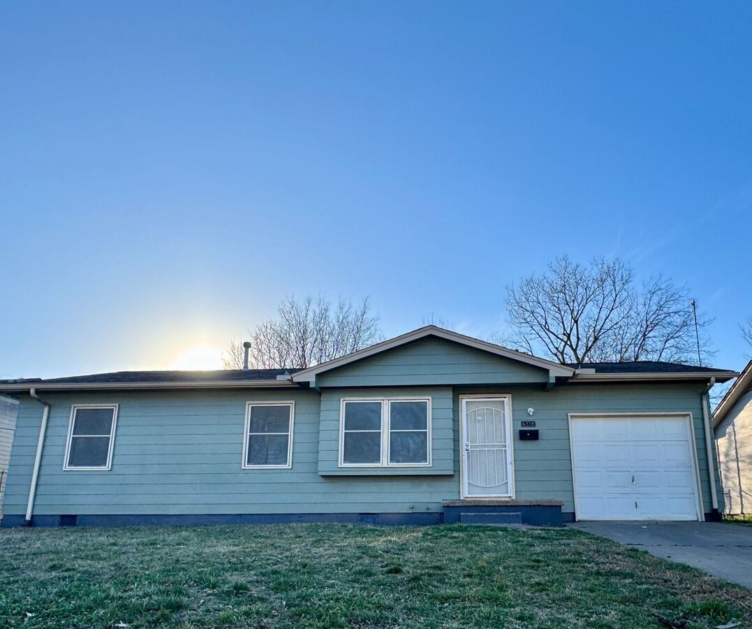 3 Bed 1 Bath Home in Northgate Neighborhood - 3 Bed 1 Bath Home in Northgate Neighborhood