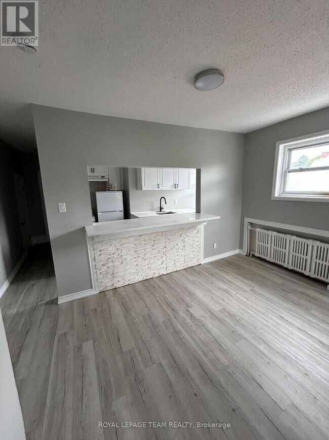 Photo - 883 Somerset St W Unit 6