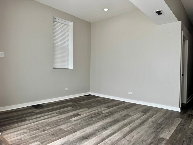 Photo - 3712 W Belmont Ave Unidad 1F