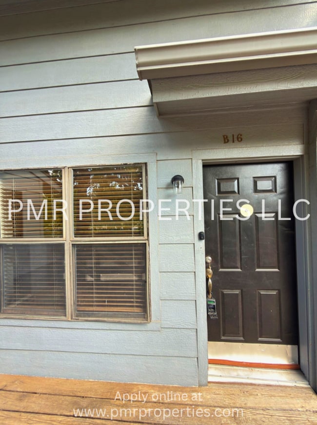 Building Photo - 2 Bedrooms/2 Bathrooms Apartment