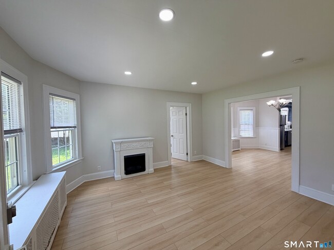 Photo - 332 Robbins St