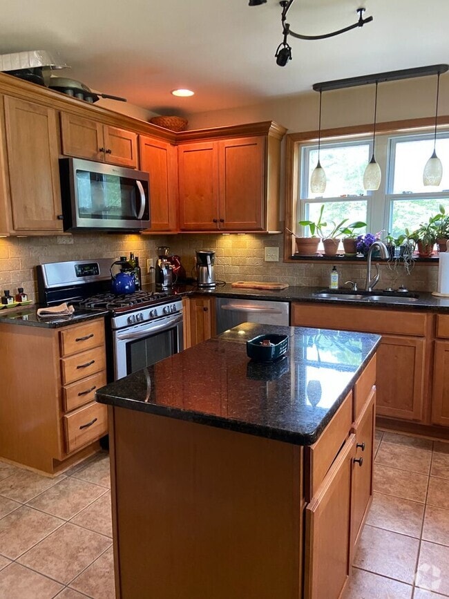 Building Photo - Beautiful 3 Bedroom / 2 Bathroom Home – Ma...