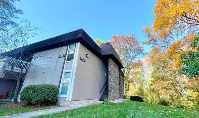 Building Photo - 5812 Royal Ridge Dr Unit O
