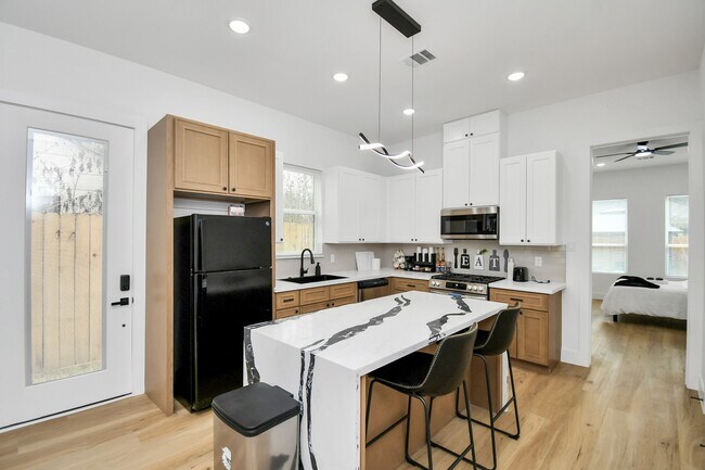 Building Photo - 7129 Sidney St