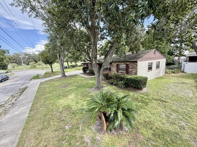 1502 W Country Club Dr