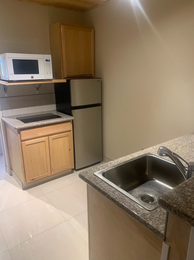 Building Photo - 1116 Lakeshore Dr Unit studio Rental