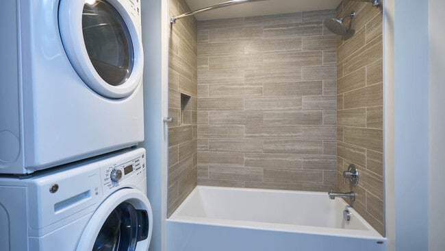 Baño con lavadora y secadora en el hogar