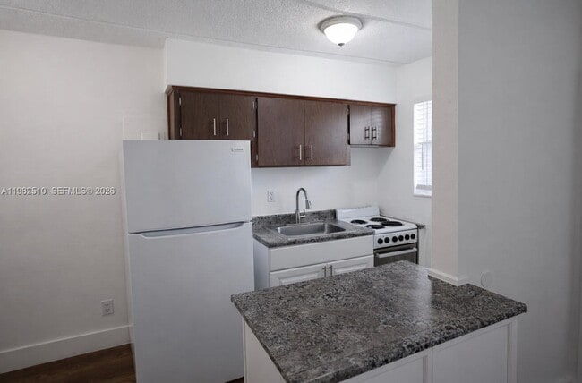 Building Photo - 1235 W 66th St Unit 5