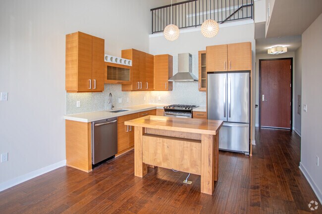 2BR, 2BA, Loft - 1,020SF - Walkway