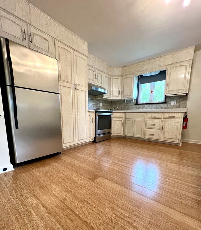 Building Photo - Gorgeous 3-Bedroom Townhome with One-Car Garage in Roxborough! Available NOW!