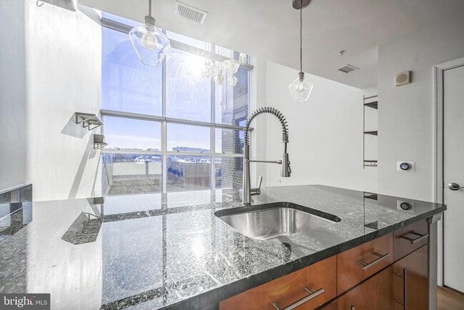 Photo - 444 W Broad St Unidad 619