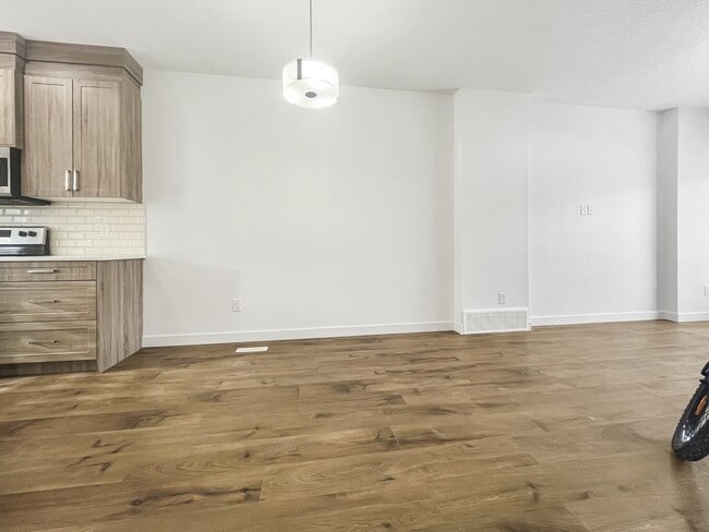 Photo - 9473 Colak Ln SW