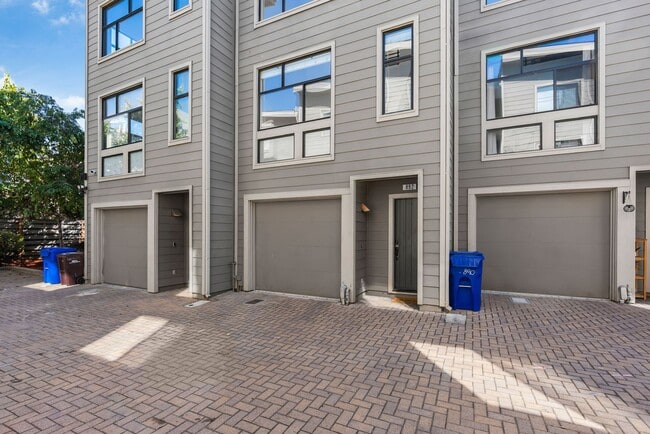 Building Photo - Modern 2BD/2BA Townhome w/ Private Yard, G...