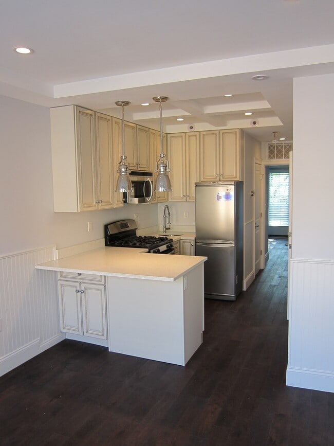 Building Photo - 12 Grove Unit 2