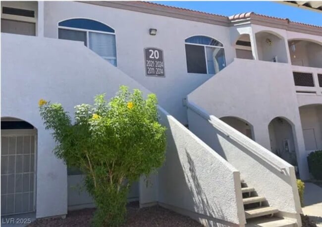 Photo - 700 Carnegie St