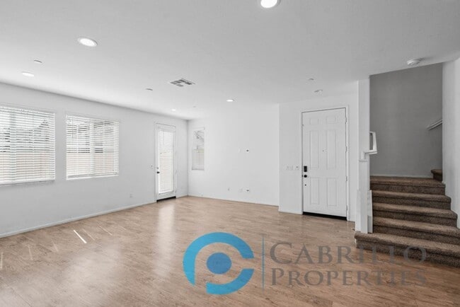 Photo - Spacious 3 bedroom Home w/2 car Garage in ...